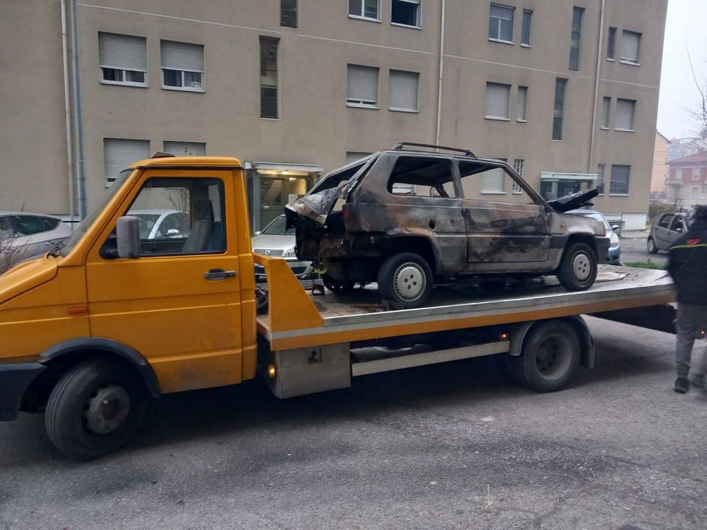 VIA BOLOGNA, AL VIA LE OPERAZIONI DI PULIZIA E RIMOZIONE DEI VEICOLI INCENDIATI